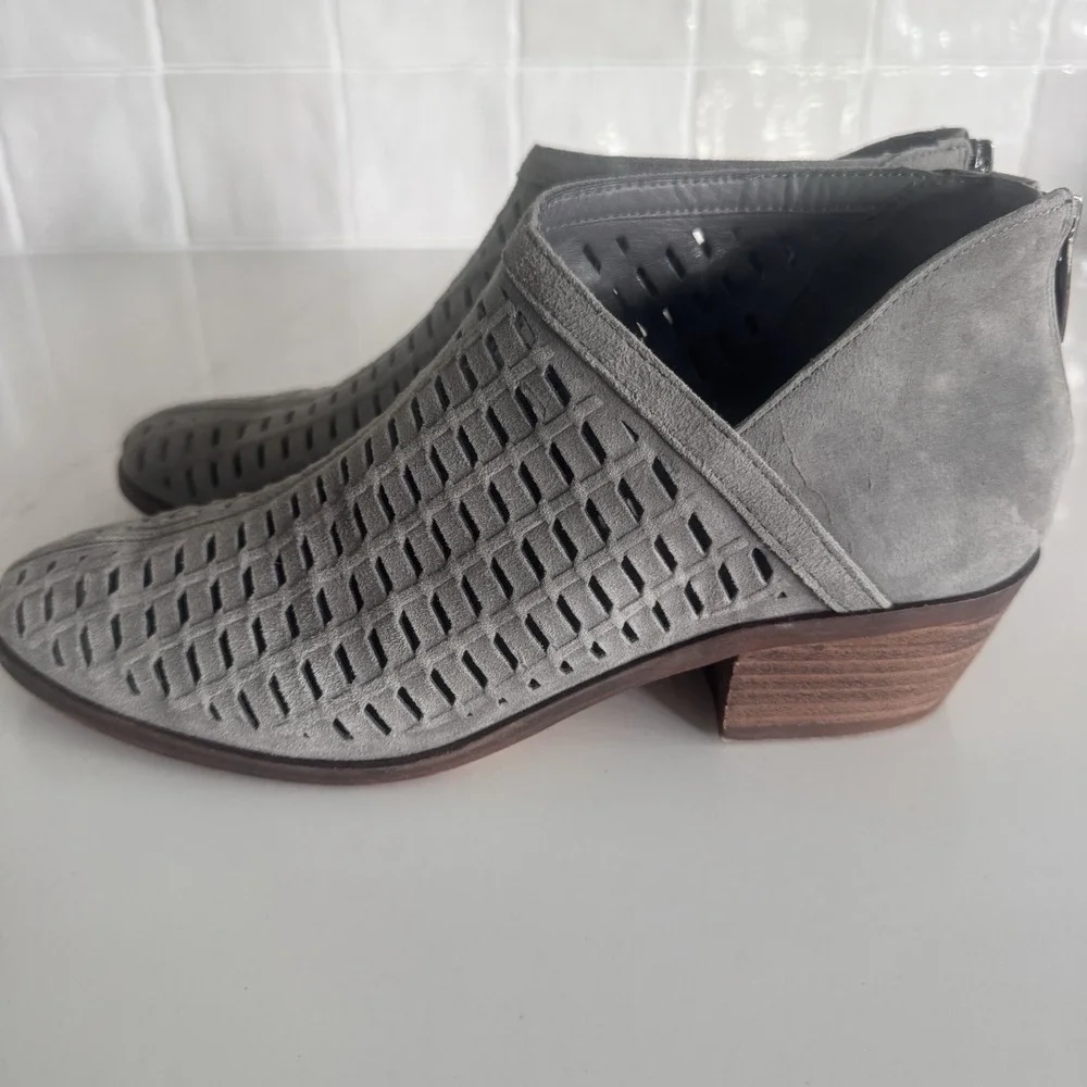 Vince Camuto Pekkan Ankle Bootie Women 8 Grey Perforated Suede‎ Block Heel